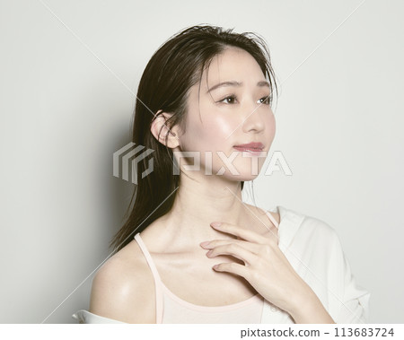 一位受夏天啟發的白色背景年輕女子的肖像 113683724