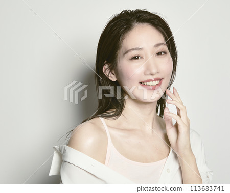 一位受夏天啟發的白色背景年輕女子的肖像 113683741