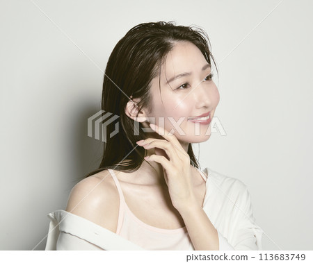 一位受夏天啟發的白色背景年輕女子的肖像 一位受夏天啟發的白色背景年輕女子的肖像 113683749
