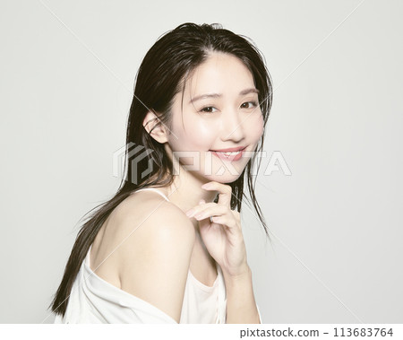 一位受夏天啟發的白色背景年輕女子的肖像 113683764