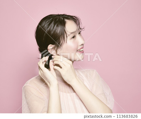 Portrait of a young glamorous woman against a pink background 113683826