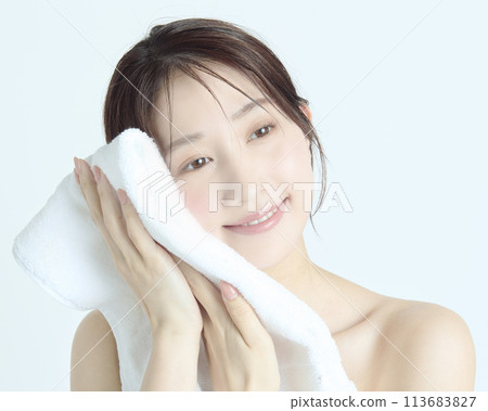 一位白色背景的年輕女子的上半身特寫肖像 113683827