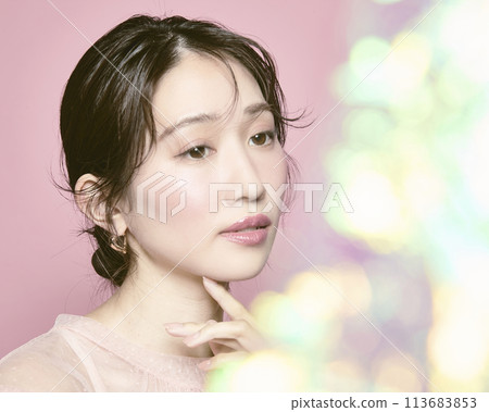 Portrait of a young glamorous woman against a pink background Portrait of a young glamorous woman against a pink background 113683853