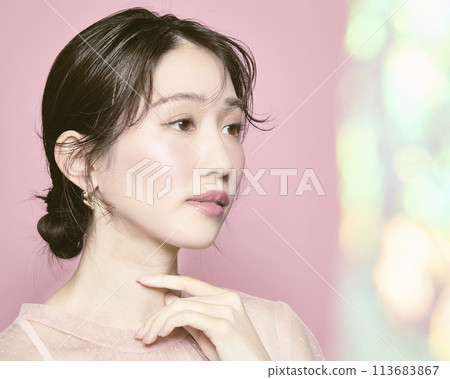 Portrait of a young glamorous woman against a pink background Portrait of a young glamorous woman against a pink background 113683867