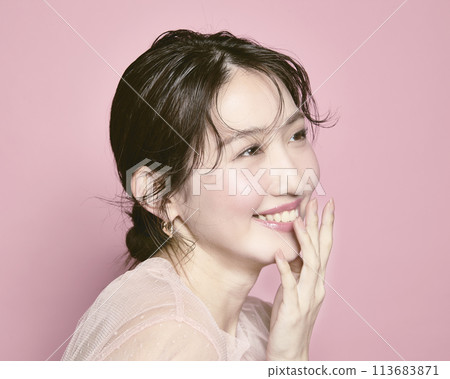 Portrait of a young glamorous woman against a pink background Portrait of a young glamorous woman against a pink background 113683871