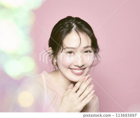 Portrait of a young glamorous woman against a pink background Portrait of a young glamorous woman against a pink background 113683897