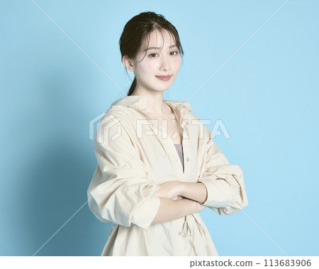 藍色背景下一位年輕女子的肖像 113683906