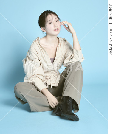 藍色背景下一位年輕女子的肖像 藍色背景下一位年輕女子的肖像 113683947