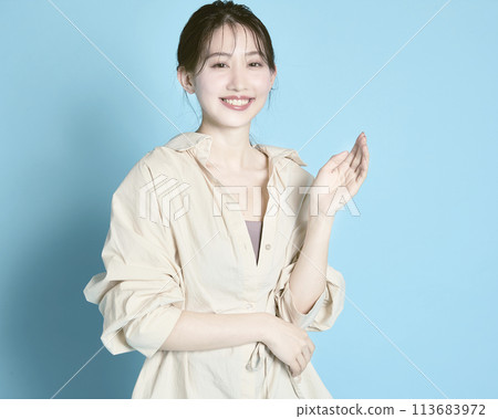 藍色背景下一位年輕女子的肖像 113683972