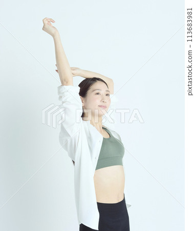 白色背景下健康年輕女性的肖像 113683981