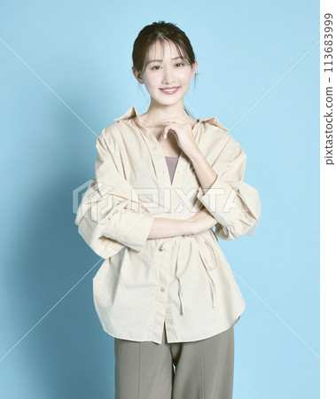 藍色背景下一位年輕女子的肖像 113683999