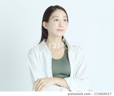 白色背景下健康年輕女性的肖像 白色背景下健康年輕女性的肖像 113684017