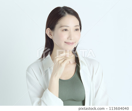 白色背景下健康年輕女性的肖像 113684040