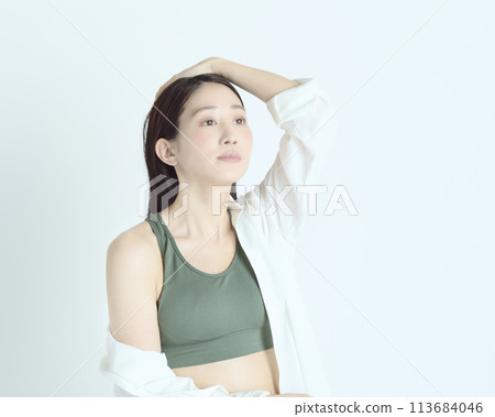 白色背景下健康年輕女性的肖像 白色背景下健康年輕女性的肖像 113684046