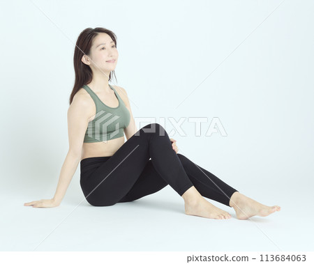 Portrait of a healthy young woman on white background 113684063