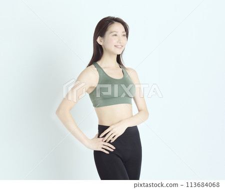 白色背景下健康年輕女性的肖像 白色背景下健康年輕女性的肖像 113684068