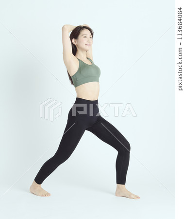 白色背景下健康年輕女性的肖像 113684084