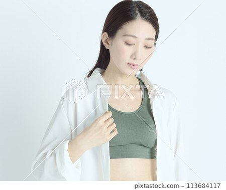 白色背景下健康年輕女性的肖像 113684117