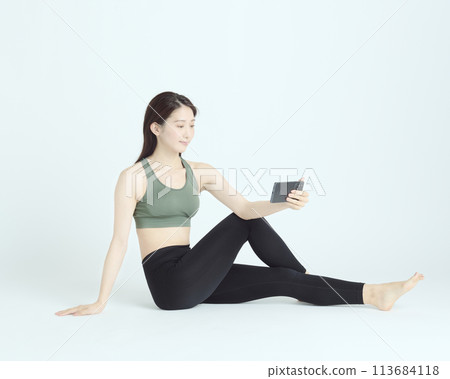 白色背景下健康年輕女性的肖像 113684118