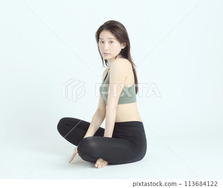 白色背景下健康年輕女性的肖像 白色背景下健康年輕女性的肖像 113684122