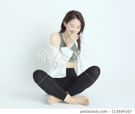 白色背景下健康年輕女性的肖像 113684167