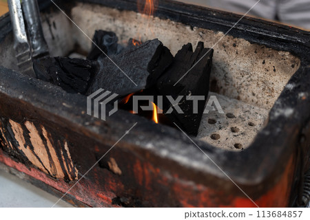 燃燒木炭 燃燒木炭 113684857