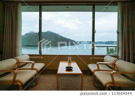 Room with sea view 113684944