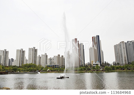 city in the spring 113684968