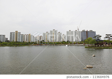 city in the spring city in the spring 113684976