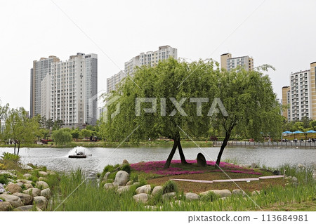 city in the spring city in the spring 113684981