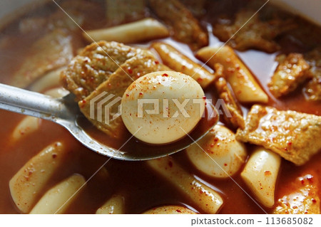 eggs in the pan 113685082