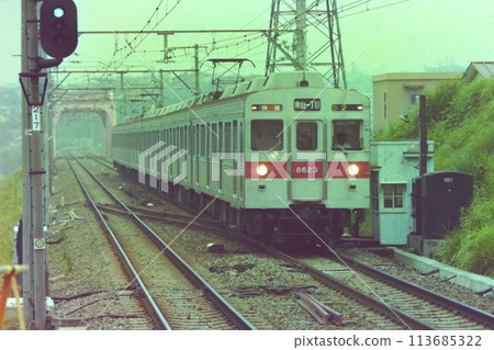 Tokyu 8500 series 6-car rapid train bound for Aoyama-Itchome, at Ichigao, July 15, 1979 113685322