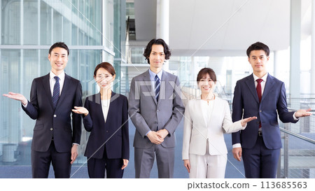 商務男人和女人肖像手持 113685563