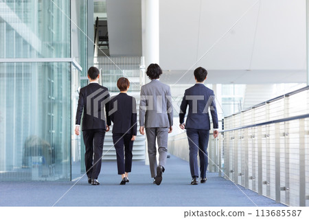 商務人士走回視圖 商務人士走回視圖 113685587
