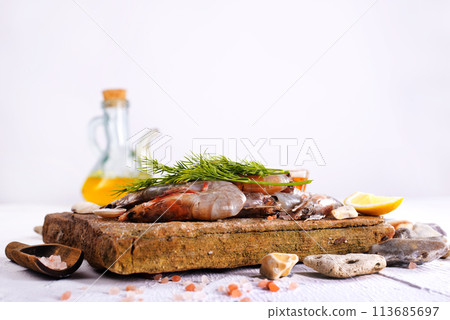 raw shrimps with salt and spice 113685697