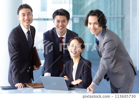 看相機的商務男性和女性 113685730