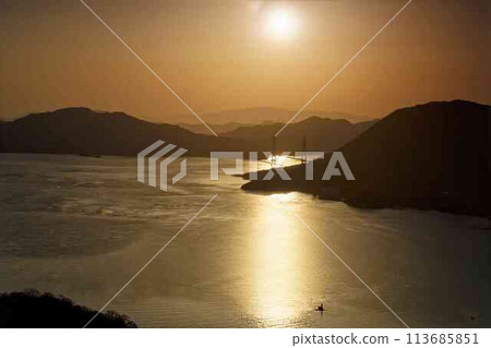 Sunset seen from an island in the Seto Inland Sea 113685851