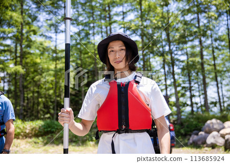 享受皮划艇的男人 113685924