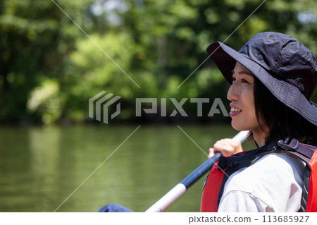 man enjoying kayaking 113685927