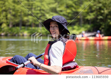 享受皮划艇的男人 113685930