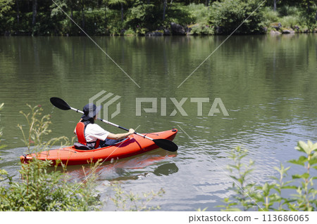 Young man enjoying kayaking 113686065