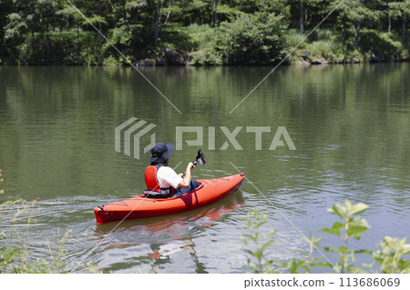 享受皮划艇的年輕人 113686069