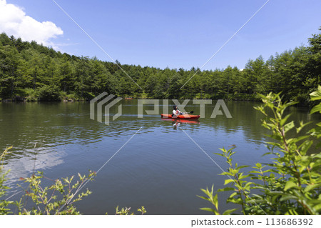 享受皮划艇的男人 113686392