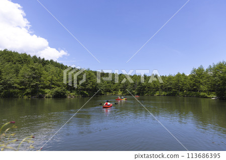 一家人享受皮划艇 113686395