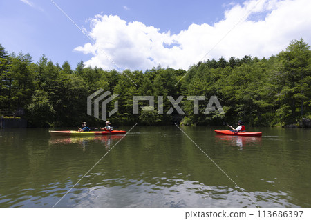 一家人享受皮划艇 113686397