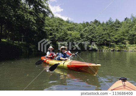 family enjoying kayaking 113686400