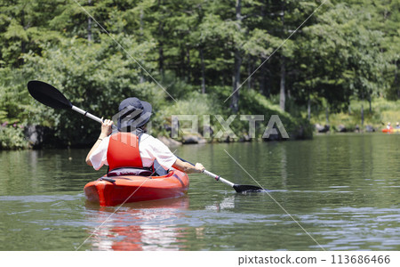 享受皮划艇的男人 113686466