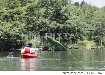 享受皮划艇的男人 113686467