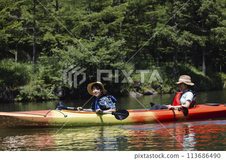 一家人享受皮划艇 113686490