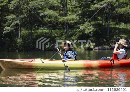 family enjoying kayaking family enjoying kayaking 113686491